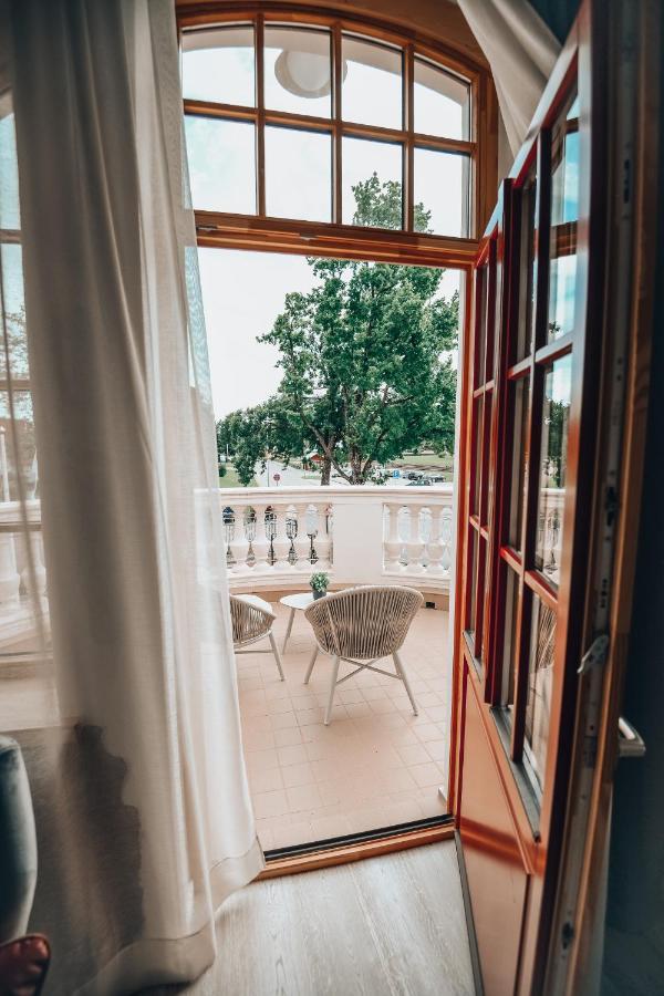 Bahnhofs Hotel Aluksne Ngoại thất bức ảnh