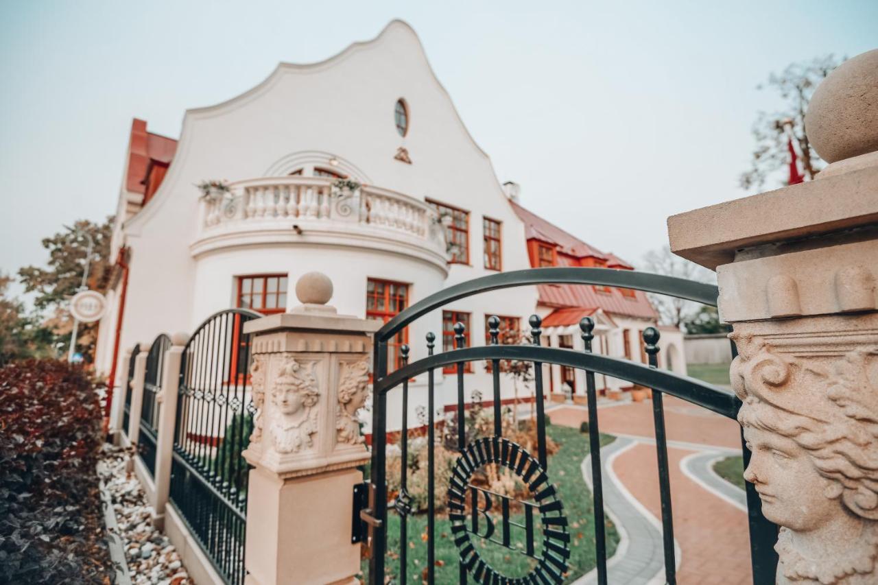 Bahnhofs Hotel Aluksne Ngoại thất bức ảnh