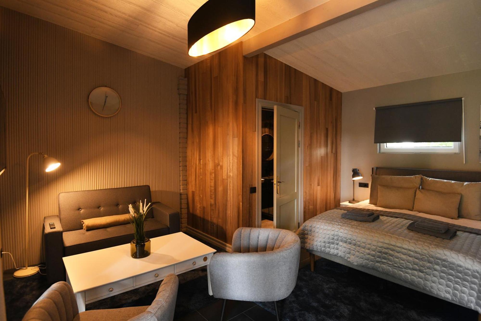 Bahnhofs Hotel Aluksne Ngoại thất bức ảnh