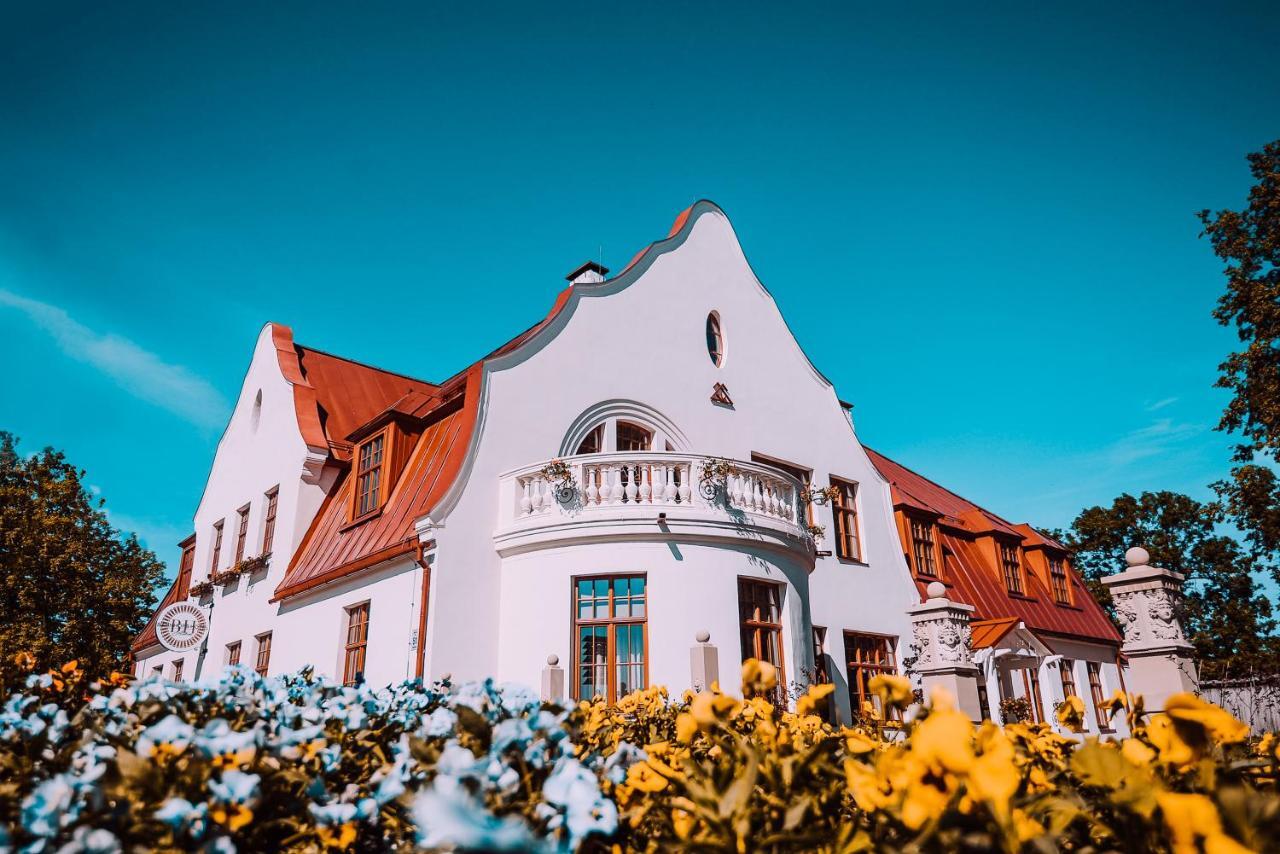 Bahnhofs Hotel Aluksne Ngoại thất bức ảnh